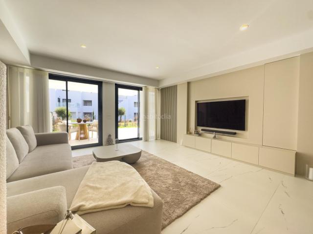 Planta baja en venta en Casares, Bahía de Casares. Apartamento moderno con terraza y vistas al mar. Plantas bajas.
