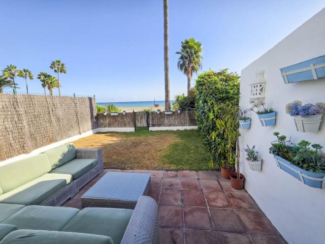Planta baja en venta en Casares, Bahía de Casares. Apartamento Reformado en Primera Línea de Playa en Casares Costa del Sol. Plantas bajas.