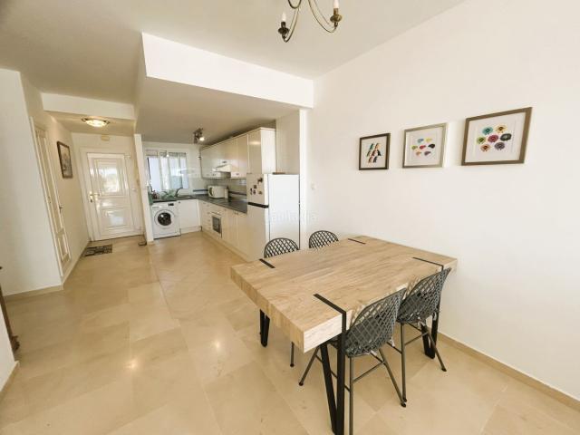Planta baja en venta en Casares, Bahía de Casares. Precioso apartamento de 2 dormitorios y 2 baños en el codiciado complejo Terrazas de la Bahía. Plantas bajas.