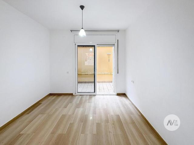 Planta baja en venta en Cornellà de Llobregat, El Pedró. Encantadora Planta Baja con Terraza. Plantas bajas Cornellà de.