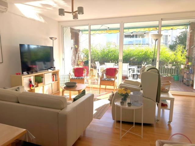 Planta baja en venta en Cubelles, Maritim. PL. BAJA ESQUINERA TOTALM. REFORMADA MUY SOLEADA AL LADO DEL MAR. Plantas bajas.