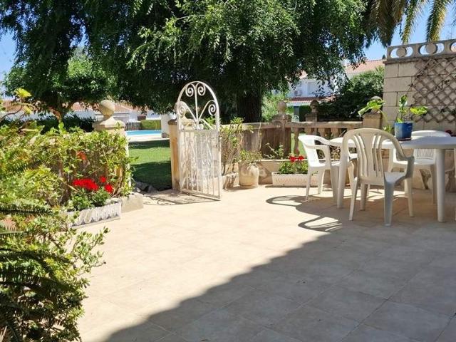 Planta baja en venta en Dénia, El Montgó. Un hogar con estilo tradicional mediterráneo abierto al jardín. Plantas bajas.