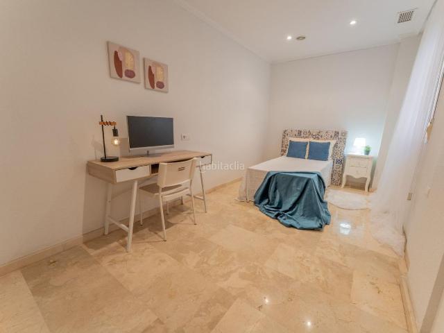 Planta baja en venta en Elche Elx, Plaza Crevillente Antiguos Juzgados El Asilo. Tu oasis urbano te espera! Planta baja con entrada independiente, garaje y dos patios pisables. Plantas bajas.