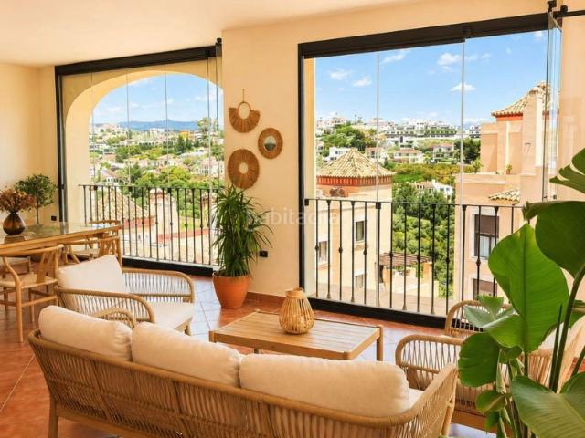 Planta baja en venta en Estepona, Valle Romano Golf. Amplio Piso con Gran Terraza Acristalada y Vistas Despejadas. Plantas bajas.