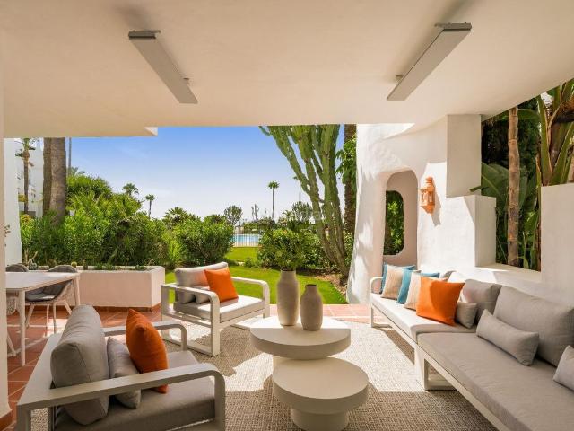 Planta baja en venta en Estepona, Villacana Costalita Saladillo. Apartamento de lujo planta baja de 3 dormitorios y 2 baños junto a la playa. Estepona. Plantas bajas.