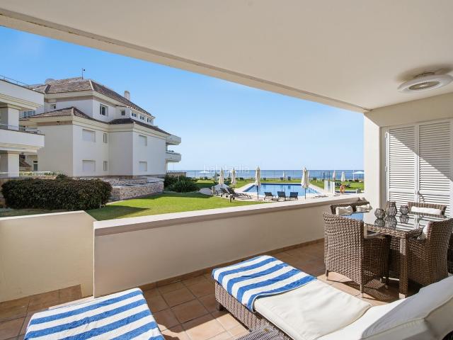Planta baja en venta en Estepona, Villacana Costalita Saladillo. Elegante apartamento en primera línea de playa en Heaven Beach, Estepona Este. Plantas bajas.