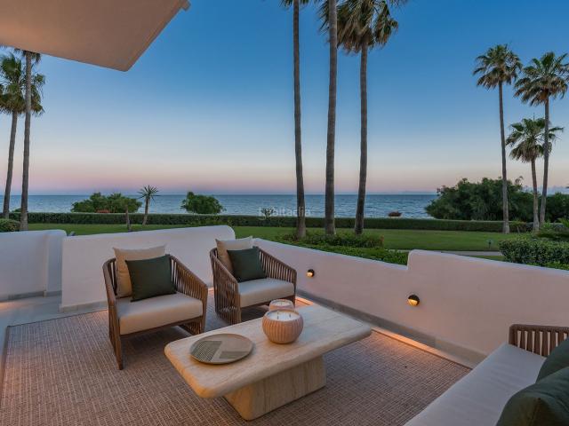 Planta baja en venta en Estepona, Zona de Punta Plata. Bajo en primera línea absoluta de playa con vistas directas al Mediterráneo Alcazaba Beach. Plantas bajas.