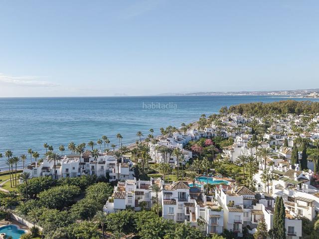 Planta baja en venta en Estepona, Zona de Punta Plata. Exclusivo apartamento de 3 dormitorios y 3 baños en planta baja en la prestigiosa urbanización Alcazaba Beach, Estepona. Plantas bajas.