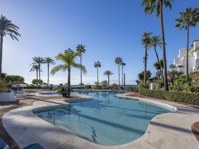 Planta baja en venta en Estepona, Zona de Punta Plata. Exclusivo apartamento de 3 dormitorios y 3 baños en planta baja en la prestigiosa urbanización Alcazaba Beach, Estepona. Plantas bajas.