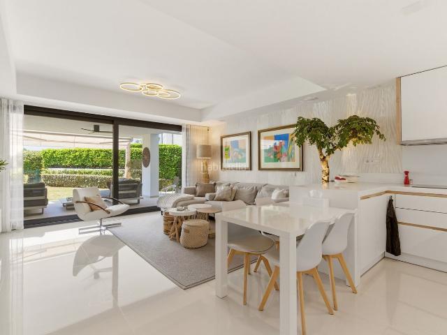 Planta baja en venta en Estepona, Benatalaya. Plantas bajas.