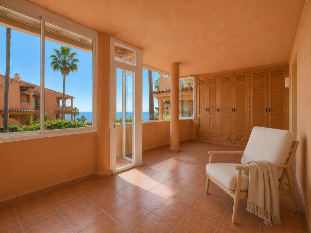Planta baja en venta en Estepona, Buenas Noches. APARTAMENTO BAJO EN PRIMERA LÍNEA DE PLAYA 3 DORMITORIOS ACCESO DIRECTO A LA PLAYA OESTE DE ESTEPONA. Plantas bajas.