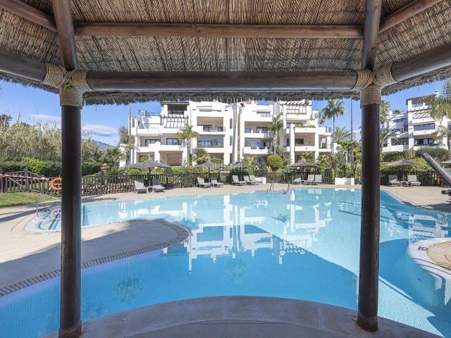 Planta baja en venta en Estepona, El Velerín. Exclusivo apartamento de lujo totalmente renovado en planta baja con acceso directo a jardines tropicales, amplia terraza privada. Plantas bajas.