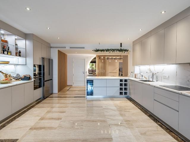 Planta baja en venta en Estepona, Guadalmansa. Apartamento en Planta Baja de 4 Dormitorios Reformado Cerca de la Playa en un Complejo de Lujo. Plantas bajas.