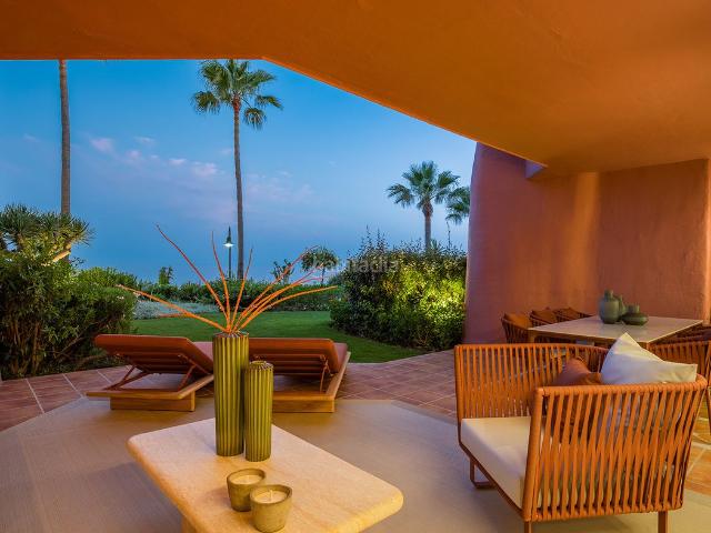 Planta baja en venta en Estepona, Guadalmansa. Elegante Apartamento en planta baja con acceso directo a la playa Vistas. Plantas bajas.