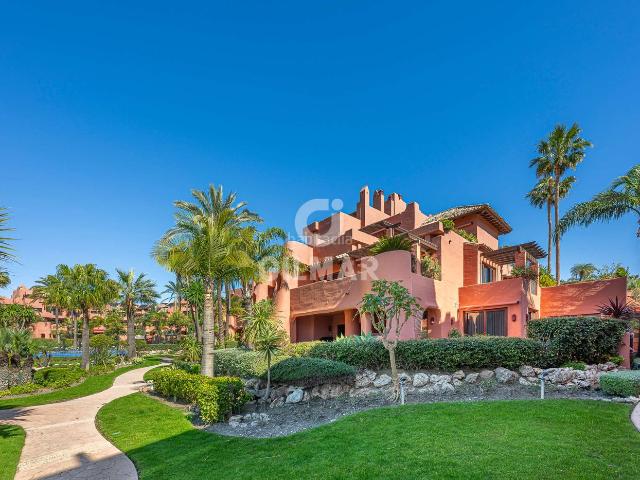 Planta baja en venta en Estepona, Guadalmansa. Exclusivo apartamento en planta baja en la Nueva Milla de Oro de Estepona, ubicado en uno de los complejos más demandados de la zo. Plantas bajas.