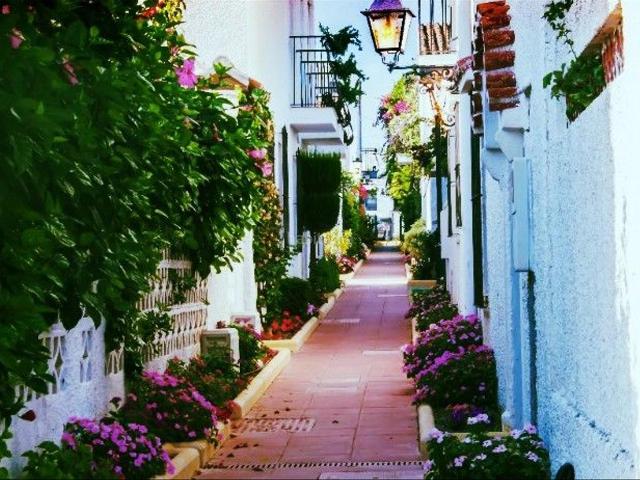 Planta baja en venta en Estepona, Guadalmansa. Fantástica casa adosada de estilo andaluz, reformada a pocos metros del mar. Mejor verla personalmente! ?. Plantas bajas.