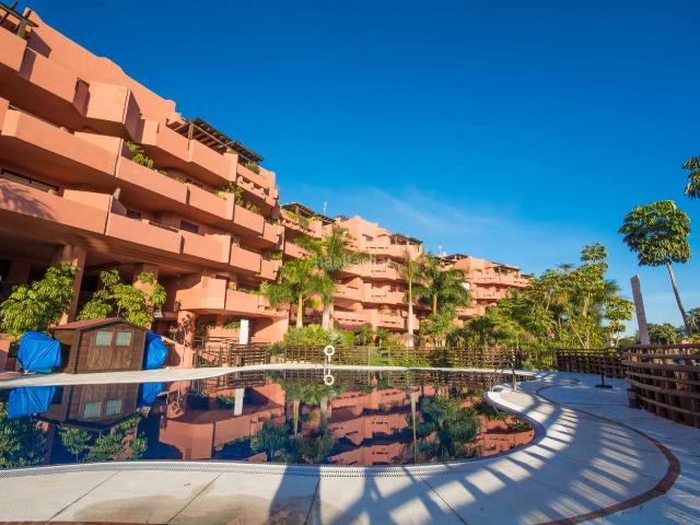 Planta baja en venta en Estepona, Guadalmansa. Gran apartamento de 4 dormitorios en la prestigiosa zona de playa de New Golden Mile!. Plantas bajas.