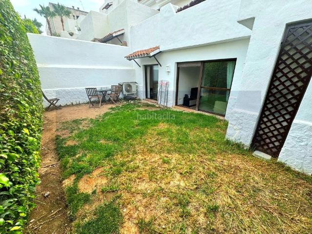 Planta baja en venta en Estepona, La Concha Resina Golf. Fantástico apartamento en planta baja de 1 habitación y amplio jardín privado en Golf Hills Selwo, Estepona. Plantas bajas.
