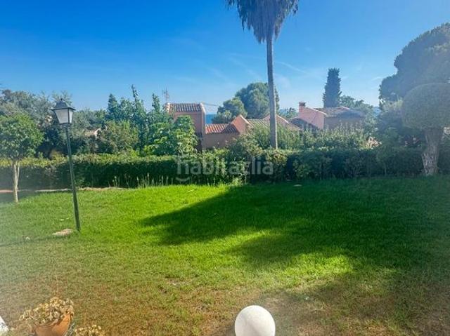 Planta baja en venta en Estepona, Seghers. Gran oportunidad de inversión frente a la Playa del Cristo Bajo con jardín en El Shegers, Estepona. Plantas bajas.