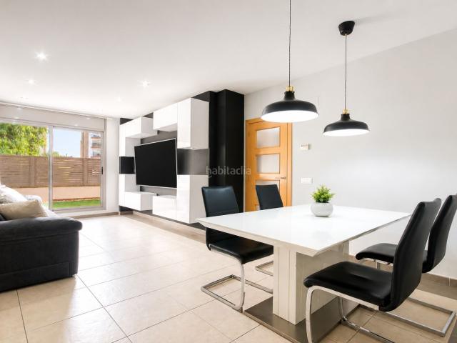 Planta baja en venta en Figueres, Creu de la Mà. Bajo con jardín privado: tranquilidad y confort en tu nuevo hogar. Plantas bajas.
