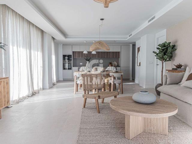 Planta baja en venta en Fuengirola, El Higuerón. En el exclusivo enclave de El Higuerón, Fuengirola, se encuentra este espectacular piso de obra nueva que redefine el concepto de. Plantas bajas.