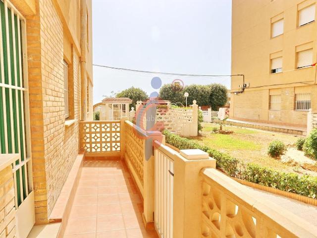 Planta baja en venta en Guardamar del Segura, Guardamar Playa. Planta baja de dos dormitorios a la venta en el Edificio Goya, a 120 metros de la Playa. Plantas bajas Guardamar del.