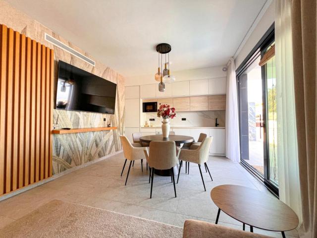 Planta baja en venta en Guardamar del Segura, Los Secanos. Estenbspapartamento premium en planta baja en Guardamar del Segura combina vistas abiertas al relajante mar, diseño cuidado y acab. Plantas.