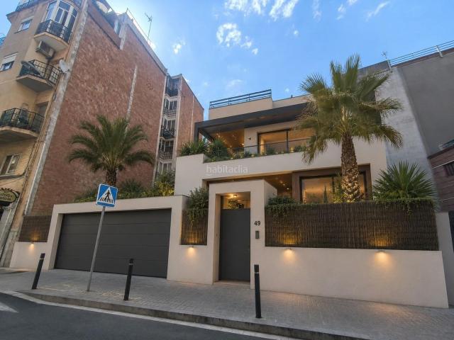 Planta baja en venta en Hospitalet de Llobregat L´, Sant Josep. Planta baja con patio, terreno y terraza una gran oportunidad para crear el hogar que siempre has querido!. Plantas bajas Hospitalet.