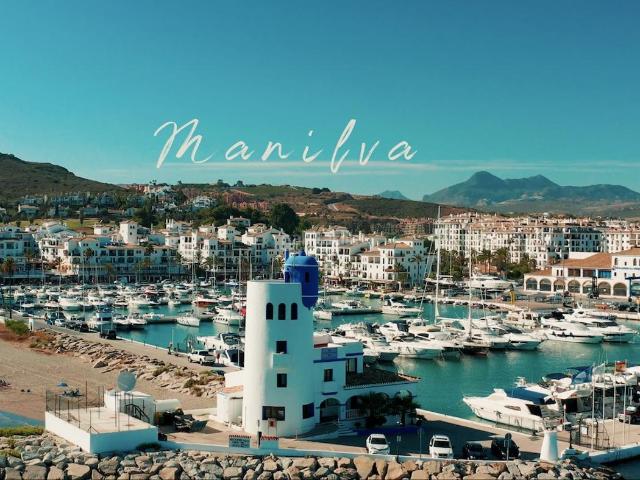 Planta baja en venta en Manilva, Puerto de la Duquesa. Oportunidad de inversion, 4 dormitorios primera linea de playa. Plantas bajas.