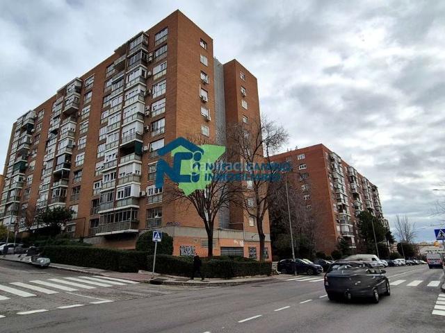Planta baja en venta en Madrid, Santa Eugenia. Alquilada hasta 0628 Vivienda, amplia 2 pisos unidos en planta baja. Está alquilada con contrato de proteccion pública Comunidad. Plantas bajas.