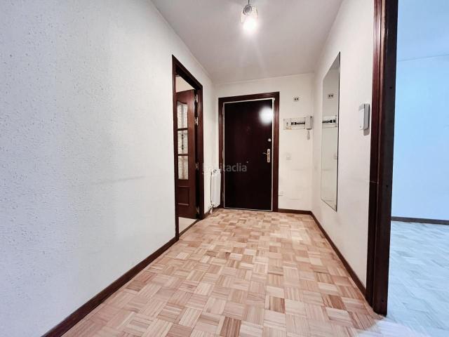 Planta baja en venta en Madrid, Santa Eugenia. Bajo Exterior Luminoso en Santa Eugenia con Ascensor y Jardín Privado de 30 metros. Plantas bajas.