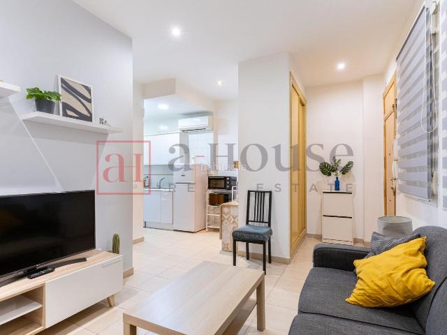 Planta baja en venta en Madrid, Pacífico. PLANTA BAJA CON PATIO PRIVATIVO EN BUEN ESTADO EN LA ZONA DE PACÍFICO. Plantas bajas.