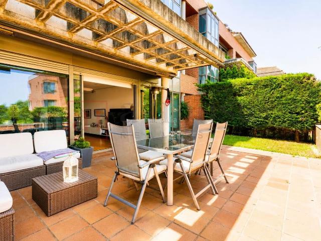 Planta baja en venta en Madrid, Valdemarín. PLANTA BAJA EXTERIOR PARA ENTRAR A VIVIR CON TERRAZA Y CON PISCINA COMUNITARIA EN LA ZONA DE VALDEMARÍN. Plantas bajas.