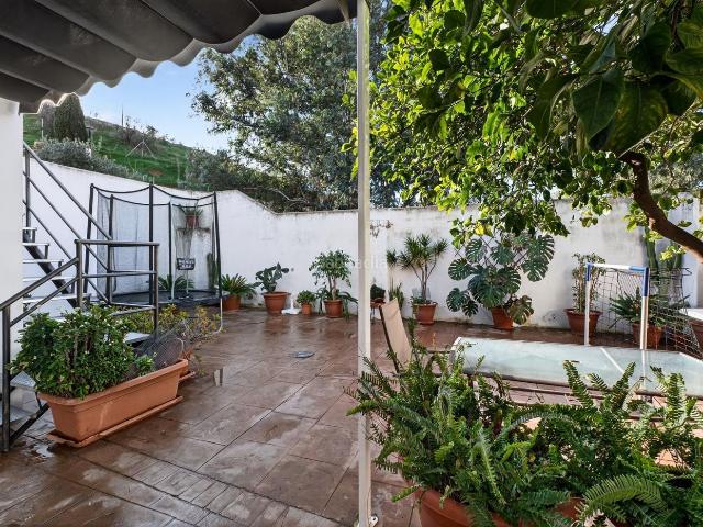 Planta baja en venta en Málaga, Santa Isabel. Magnifica vivienda en planta baja con 5 dormitorios y gran patio en Puerto de la Torre. Plantas bajas.