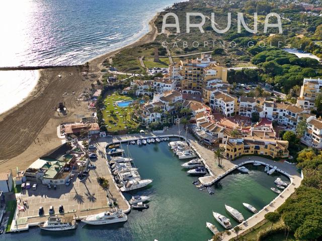 Planta baja en venta en Marbella, Cabopino Artola. Un hermoso bajo con piscina, jardín privado y vistas al mar. Plantas bajas.