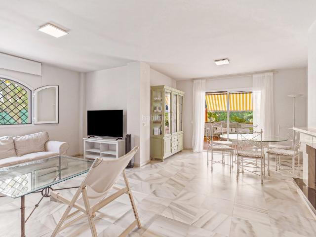 Planta baja en venta en Marbella, Elviria. Luminoso y espacioso apartamento en planta baja de tres dormitorios situado en la urbanización de Golden Beach en Elviria. Plantas bajas.