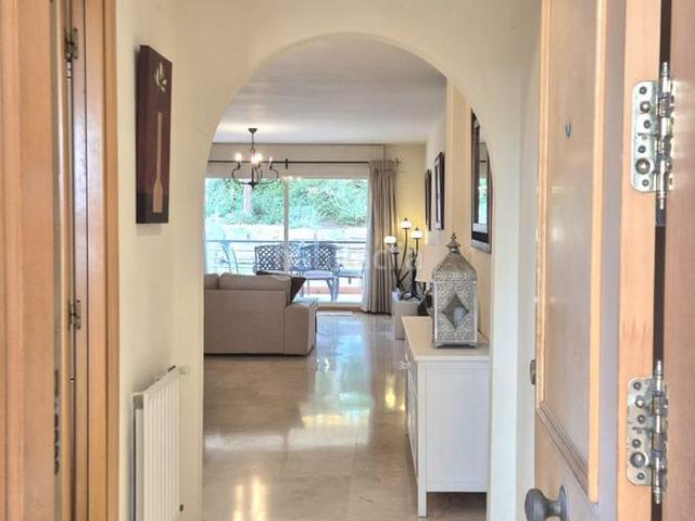 Planta baja en venta en Marbella, Guadalmina Alta. Apartamento en esquina con terraza de 70 m en Guadalmina Alta. Plantas bajas.