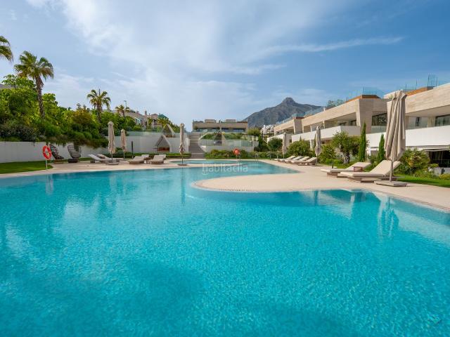 Planta baja en venta en Marbella, Las Lomas de Río Verde. Exclusivo dúplex de lujo con vistas panorámicas, amplias terrazas y servicios premium en un entorno residencial de alto nivel. Plantas bajas.