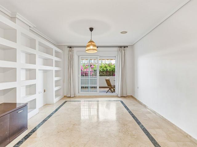 Planta baja en venta en Marbella, Lomas de Marbella Club. Apartamento de dos dormitorios, planta baja, situado en la exclusiva comunidad cerrada de Gala Placidia en la prestigiosa Milla de. Plantas.