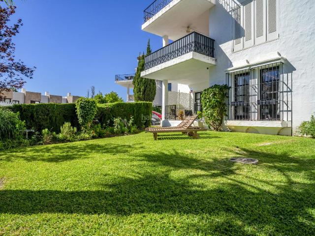 Planta baja en venta en Marbella, Los Naranjos. Apartamento en planta baja totalmente reformado en venta en Nueva Andalucía, Marbella. Plantas bajas.
