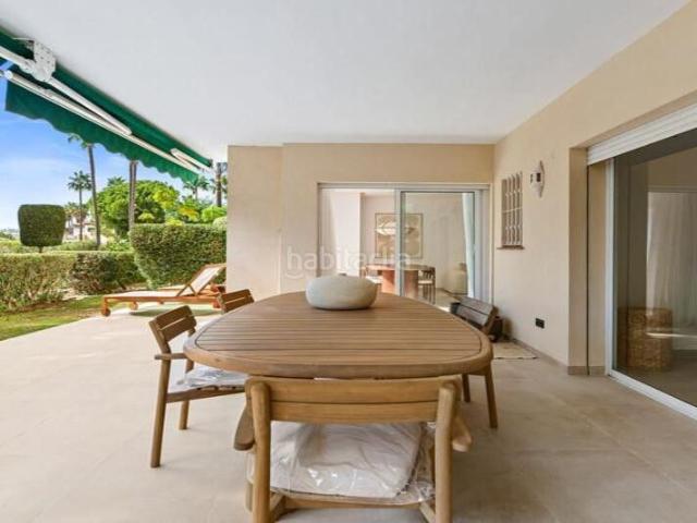 Planta baja en venta en Marbella, Los Naranjos. Apartamento Jardín Contemporáneo en el Corazón del Valle del Golf Nueva Andalucía. Plantas bajas.