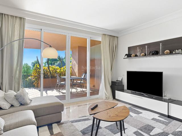 Planta baja en venta en Marbella, Los Naranjos. Encantador apartamento en planta baja de dos dormitorios con orientación sureste, situado en una de las comunidades más exclusivas. Plantas bajas.