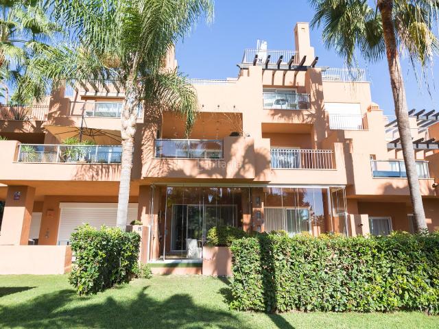 Planta baja en venta en Marbella, Los Naranjos. Precioso y Tranquilo Apartamento de 2 Dormitorios en Nueva Andalucía. Plantas bajas.