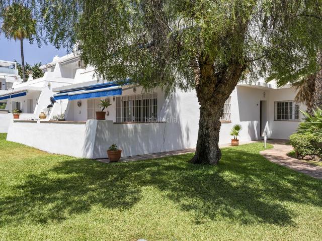 Planta baja en venta en Marbella, Nueva Andalucía centro. Amplio bajo de 3 dormitorios a poca distancia de Puerto Banús Nueva Andalucía. Plantas bajas.