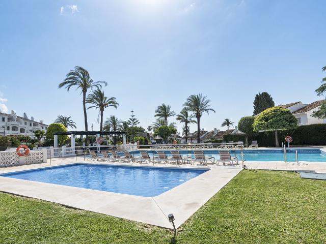 Planta baja en venta en Marbella, Nueva Andalucía centro. Apartamento reformado con jardín a pocos pasos de Puerto Banús. Plantas bajas.