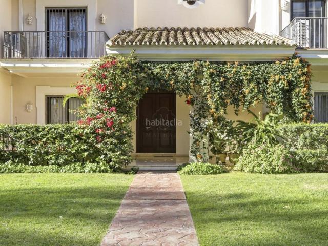 Planta baja en venta en Marbella, Puerto Banús. Exclusivo apartamento reformado en primera línea de playa en Puerto Banús Marbella. Plantas bajas.