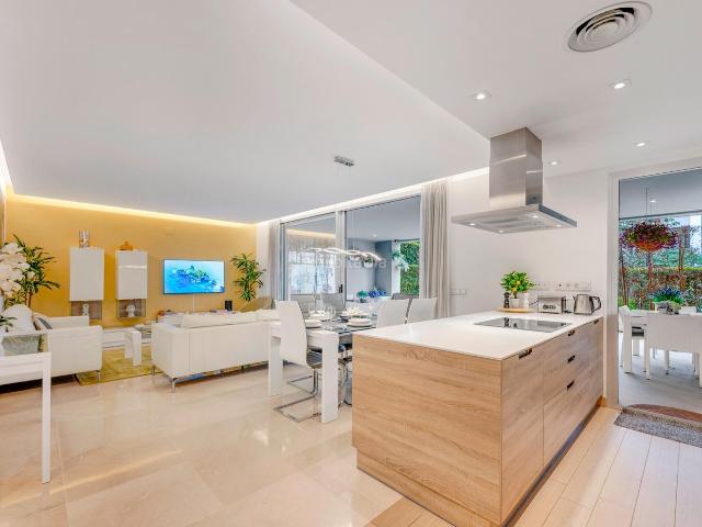 Planta baja en venta en Marbella, Puerto Banús. Increíble inversión para alquiler o casa vacacional a poca distancia a pie de Puerto Banús. Plantas bajas.