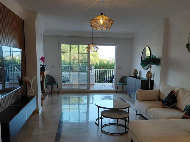 Planta baja en venta en Marbella, Río Real. Apartamento reformado con terraza privada en entorno natural Marbella Río Real Costa del Sol. Plantas bajas.