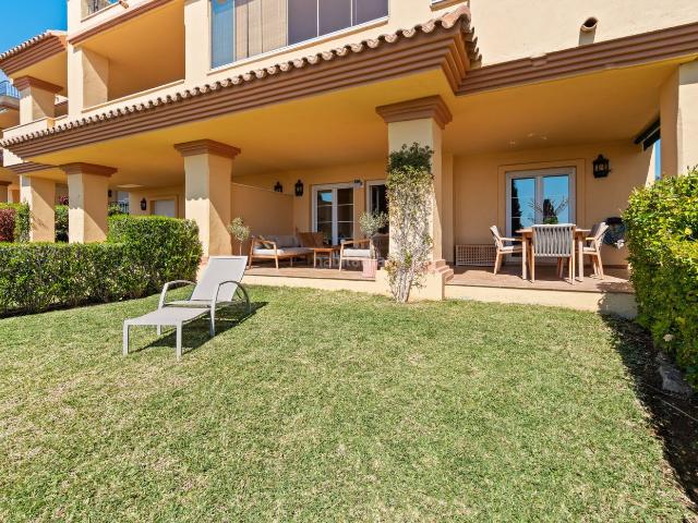 Planta baja en venta en Marbella, Rodeo Alto Guadaiza La Campana. Apartamento parcialmente reformado con jardín privado. Plantas bajas.