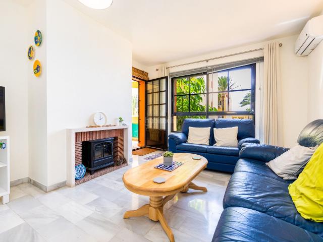 Planta baja en venta en Mijas, Calahonda. Apartamento de Dos Dormitorios con Licencia de Alquiler Turístico e Impresionantes Vistas al Mar. Plantas bajas.